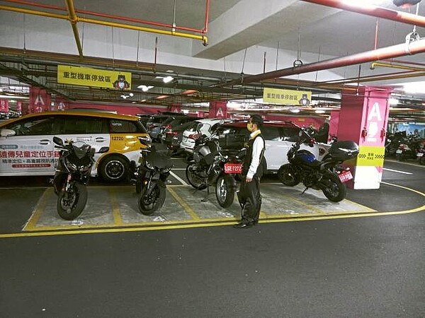 消保官檢視管理告示。圖/新北市政府提供