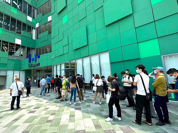 台中LaLaport「北館」試營運館外人潮。圖/台灣三井不動產提供