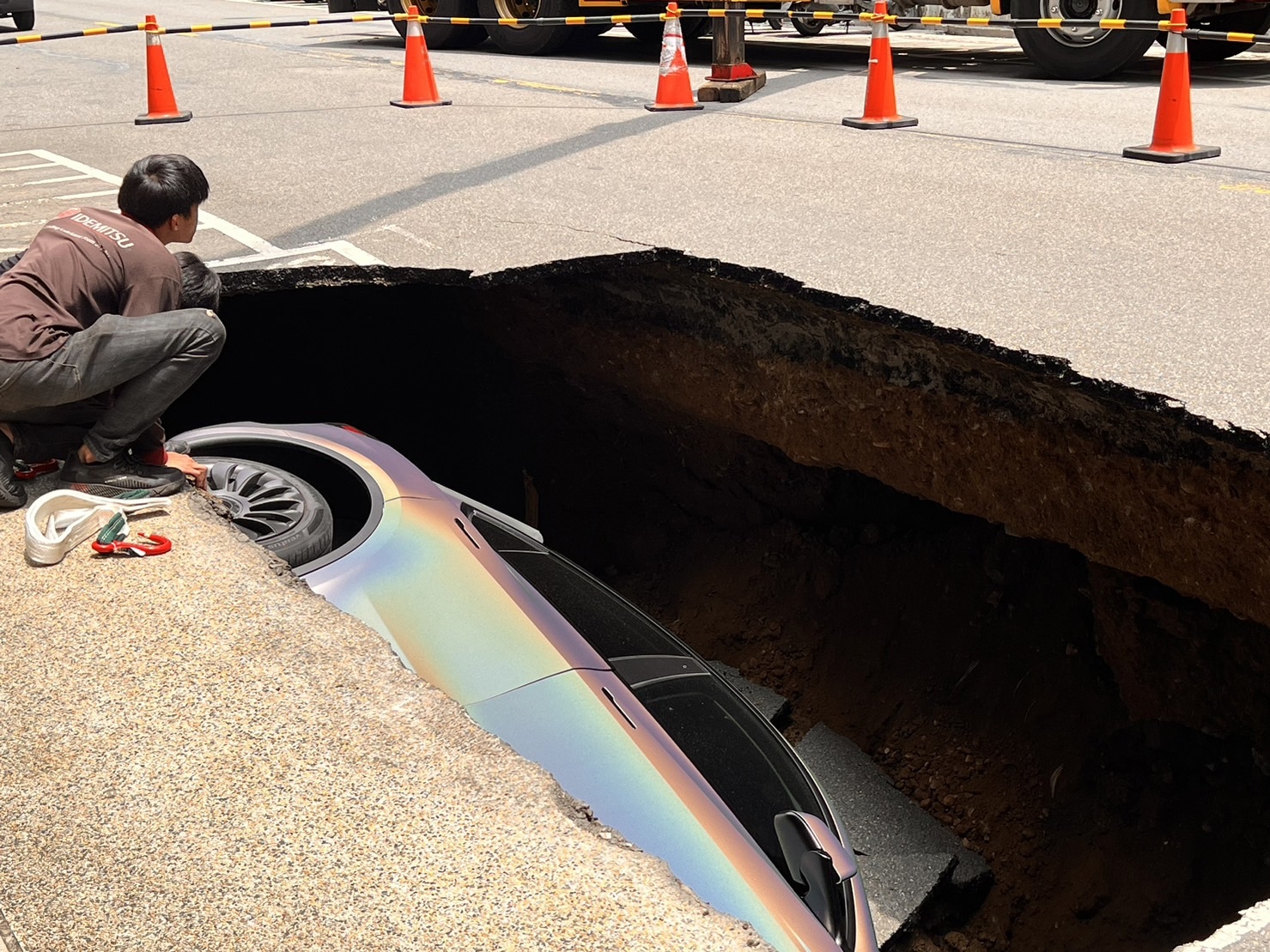 新竹竹北「天坑」再現，竹北市莊敬六街今天早上出現大洞，一輛特斯拉掉進洞內。記者郭政芬／攝影 