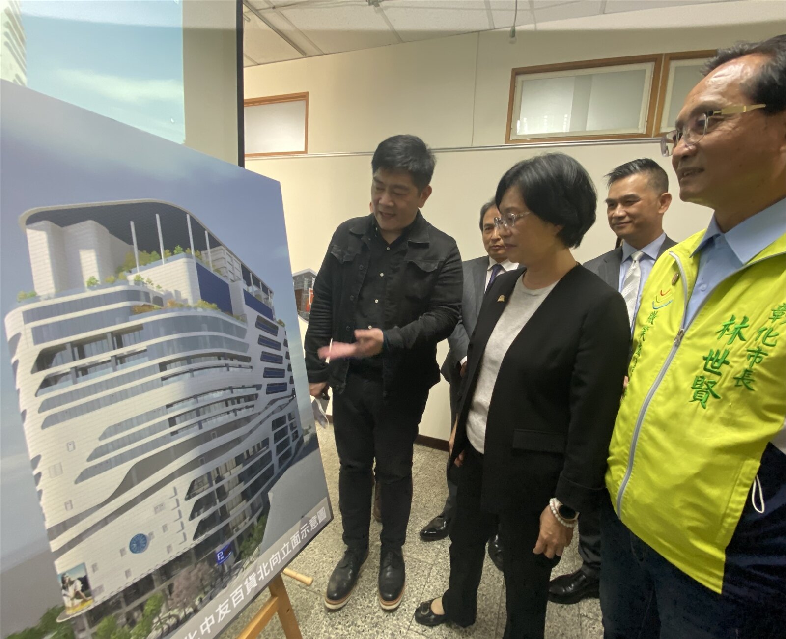 益彰公司(中友)總經理劉嘉誠向彰化縣長王惠美(右二)與彰化市長林世賢(右一)介紹中友百貨彰化店的設計。記者林宛諭/攝影