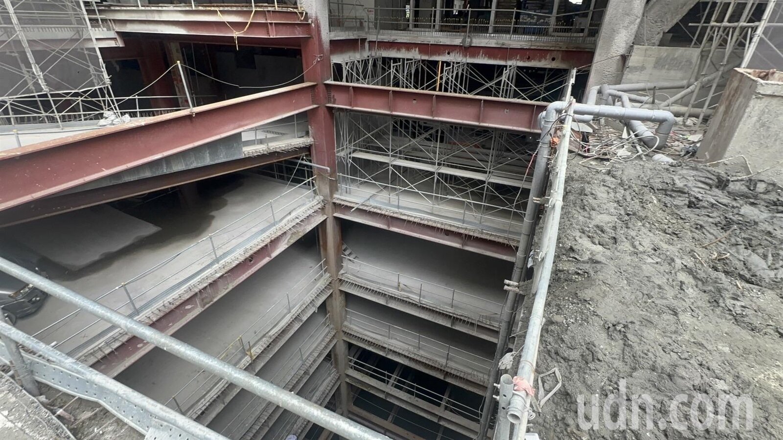 本報記者直擊現場的工地，發現已經開挖到地下6樓。記者巫鴻瑋／攝影 