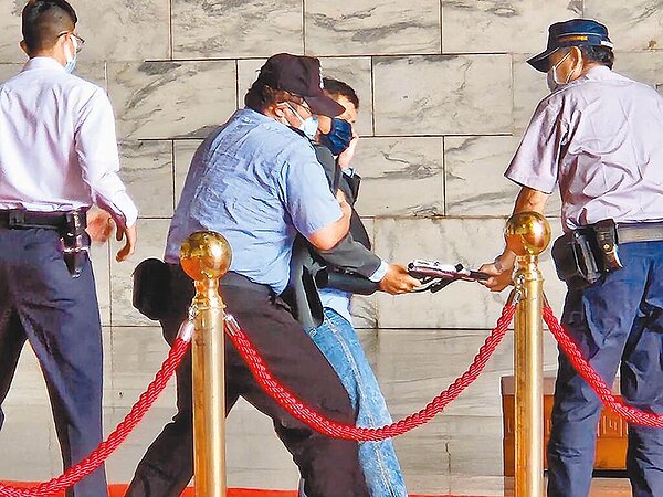 陳峻涵持漆彈射擊蔣公銅像,遭駐警及憲兵制止。(林郁平翻攝)