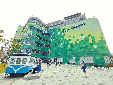 「Mitsui Shopping Park LaLaport 台中」繼1月17日南館率先試營運後,4月27日北館也加入試營運。(馮惠宜攝)
