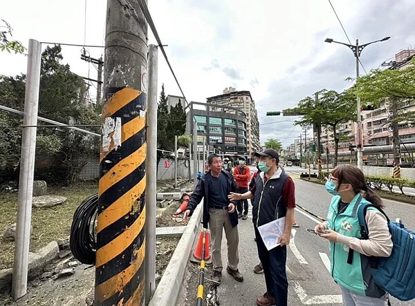 基隆基金一路號誌、電桿擋通行，盼遷移、下地友善行人。圖／蔡適應服務處提供
