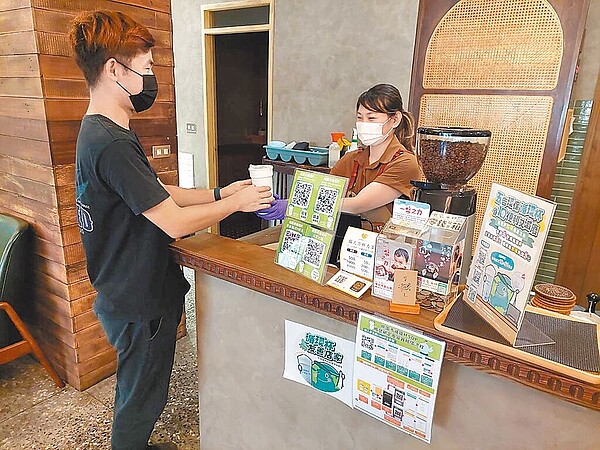 桃園市將從7月起禁用塑膠杯,業者將不得再提供塑膠1次用飲料杯給民眾,違者將依法開罰。(桃園市環保局提供/陳夢茹桃園傳真)