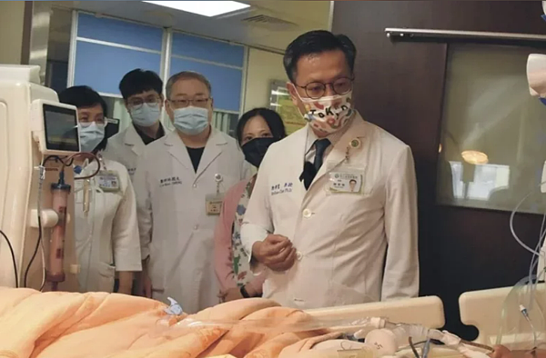 彰化基督教醫院長陳穆寬26日曾親自探視聯華食品大火的印尼籍女傷患。圖/彰基提供