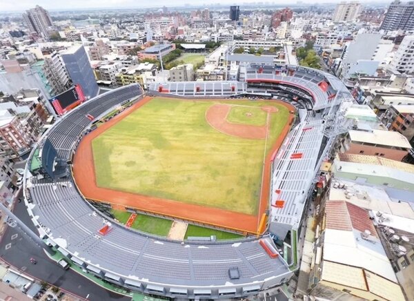 新竹市立棒球場迄今尚未展開挖掘，附近居民拍下最新現況，球場依舊維持年初情形。圖／居民提供
