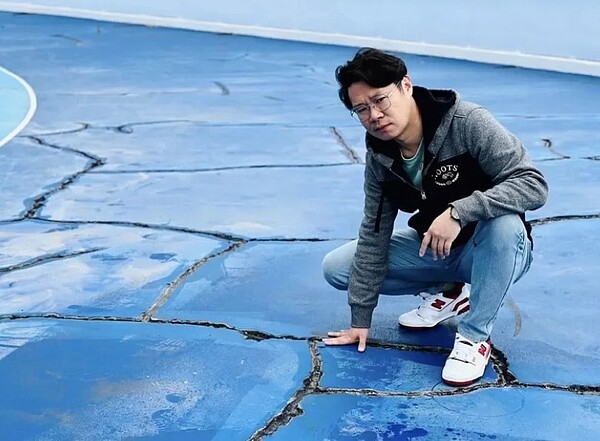 苗栗縣政府重新整建頭份市六合國小分校預定地內的溜冰場,不料開幕啟用2個月,溜冰場最外圈地面出現嚴重龜裂。圖/縣議員陳光軒提供