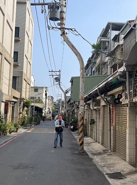 台電表示,網友拍到的電線杆,是採取採S型鋼管桿設計的電線杆,國外也有。圖/讀者提供
