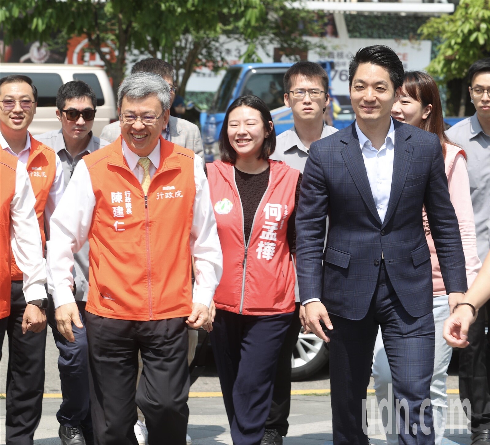 行政院院長陳建仁（前左）上午前往松山車站，視察東環段路線中的 Y36站，了解東環段規劃進度，台北市長蔣萬安（前右）致詞時指出，目前東環段已展開細部設計、用地取得及施工等相關作業，預定2年內動工，9年半可完工。記者曾吉松／攝影 