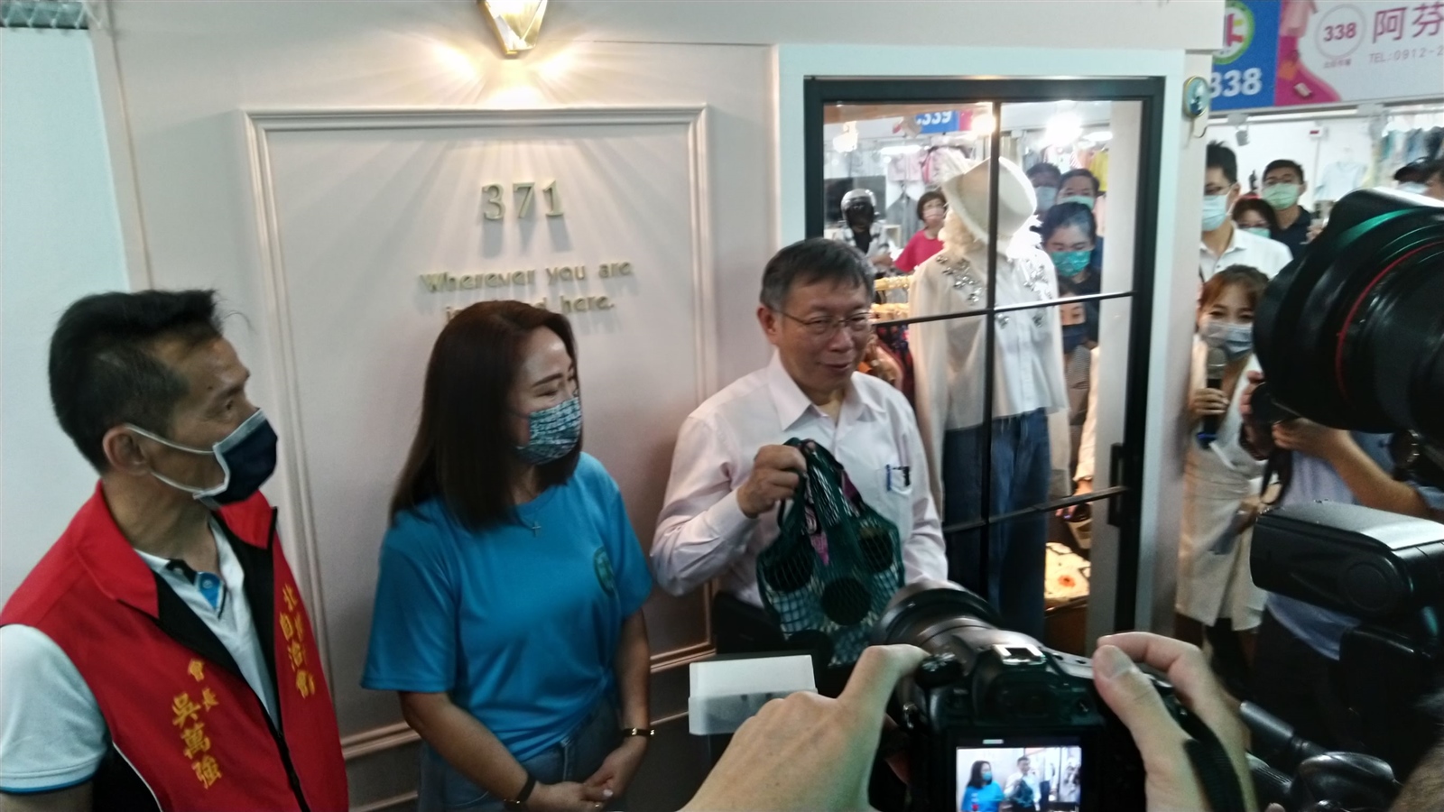 台北市長柯文哲今天出席北投中繼場開幕，也當場買了禮物要送給妻子陳佩琪。記者林麗玉／攝影 