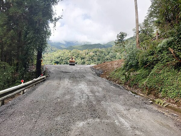 台7線沿線上個月因雨坍方路斷,公路總局積極搶修,今天搶通便道後,明起每日放行兩時段。
圖/公路總局第四區養護工程處提供