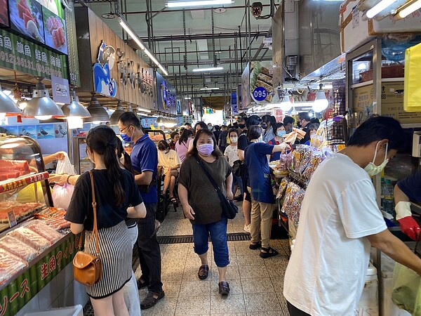 隨著觀光人潮和錢潮湧進，東港在地民眾收入不斷提高，區域房市也受惠，圖為東港華僑市場。 圖／東森房屋提供