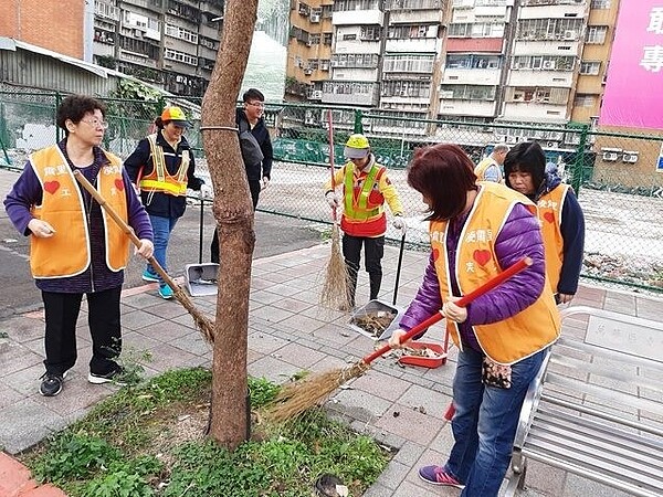 游秋蓮里長和志工仔細地清掃巷弄街道。圖／取自「臺北市鄰里服務網」