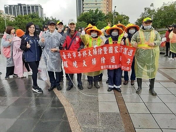 游秋蓮里長和志工不畏風雨進行年終大掃除。圖／取自「臺北市鄰里服務網」