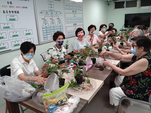 恆安里慈悲關懷社區課程「療育水苔球」。圖／取自「臺北市鄰里服務網」
