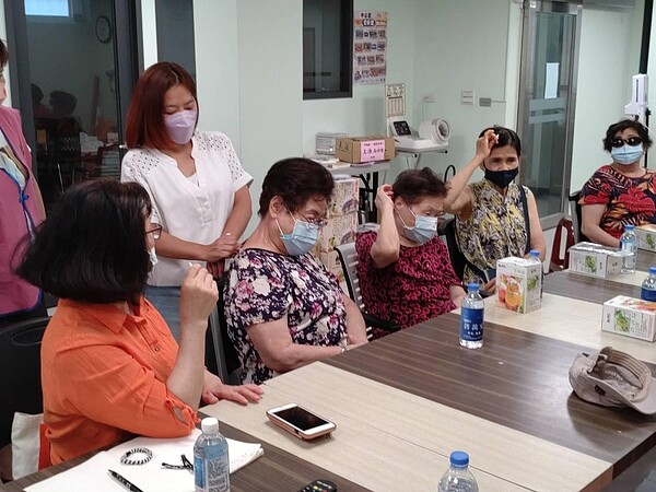 恆安里慈悲關懷社區課程「頭痛失眠壓力大精油幫忙你」。圖／取自「臺北市鄰里服務網」
