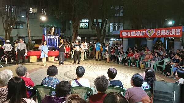 榮德里慶祝重陽節歌舞表演會。圖／取自「臺北市鄰里服務網」