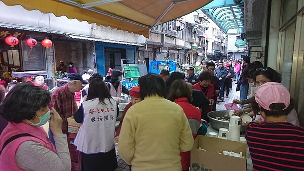 榮德里慶祝元宵節發送豬年小提燈吃元宵慶團圓活動。圖／取自「臺北市鄰里服務網」