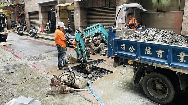景平里管線修繕。圖／取自「景平里 游一龍」臉書
