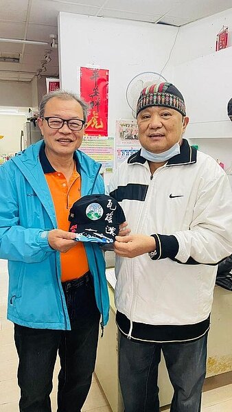 瓦瑤溝願景促進聯盟贈送帽子給予游進興里長。圖／取自「游一龍」臉書