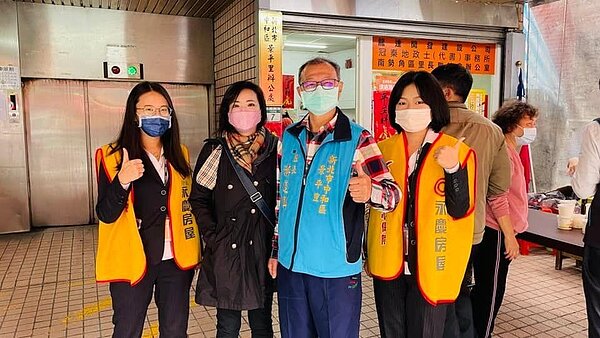 景平里永慶房屋專員協助活動進行。圖／取自「游一龍」臉書