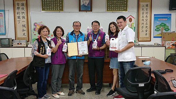 景平里捐贈酒精發揮愛心。圖／取自「幸福景平里 - 中和區景平里」臉書