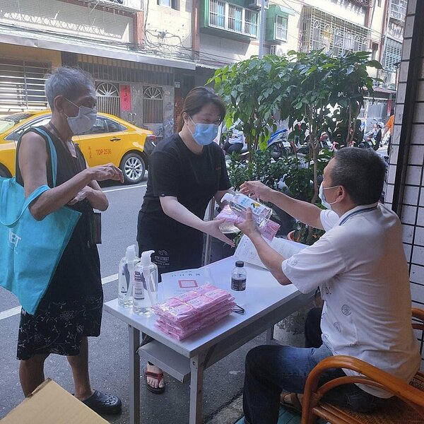 永傑里長發放防疫物資給里民。圖／取自幸福丹鳳里臉書粉絲專頁