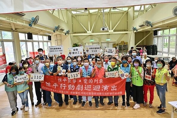 日合理利用集會時間演出性平行動劇－宣導性別平等觀念。圖／取自李福源里長臉書