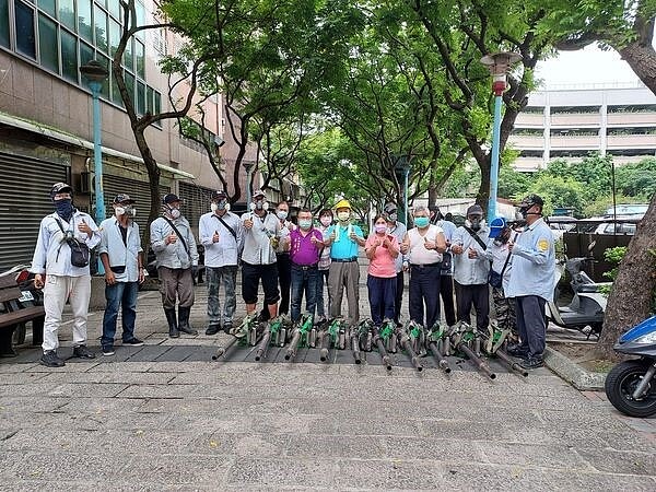 李里長請區公所及鄰長協助，定期安排里上全區消毒。圖／取自李福源里長臉書