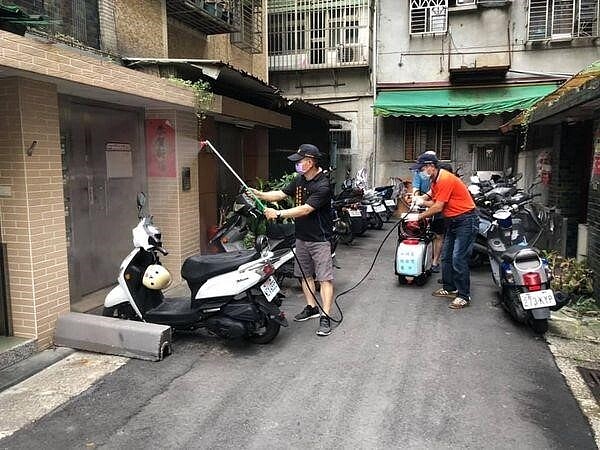 疫情緊張時期,游里長親自深入里區巷弄進行消毒。圖/取自游志鴻里長臉書專頁