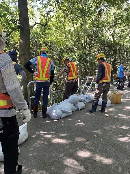 游里長為晨間在公園運動的長輩著想，加設平台安全護欄。圖/取自游志鴻里長臉書專頁