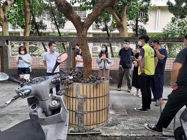 游里長安排相關單位會勘,討論學校外人行道鋪面整修事宜。圖/取自游志鴻里長臉書專頁