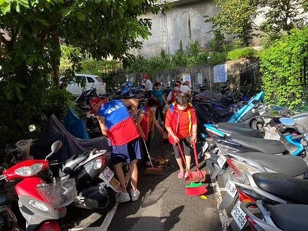 中興里的環保志工,多虧他們讓社區保有整潔乾淨的環境。圖/取自游志鴻里長臉書專頁