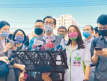 桃園鐵路地下化平鎮車站動土遭批為選舉,民進黨桃園市長候選人鄭運鵬(中)說,張善政不會體貼弱勢地區的需要和財政。(呂筱蟬攝)