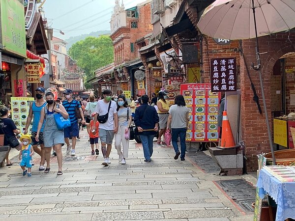 深坑區深坑里深坑老街，每到假日總是人山人海。（圖／擷取自深坑商圈好好玩臉書）