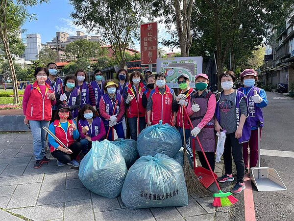 深坑區深坑里的環保志工們。（圖／擷取自黃建強個人臉書）