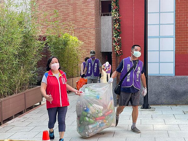 深坑區深坑里志工團結合作將垃圾打包資源回收。（圖／擷取自黃建強個人臉書）