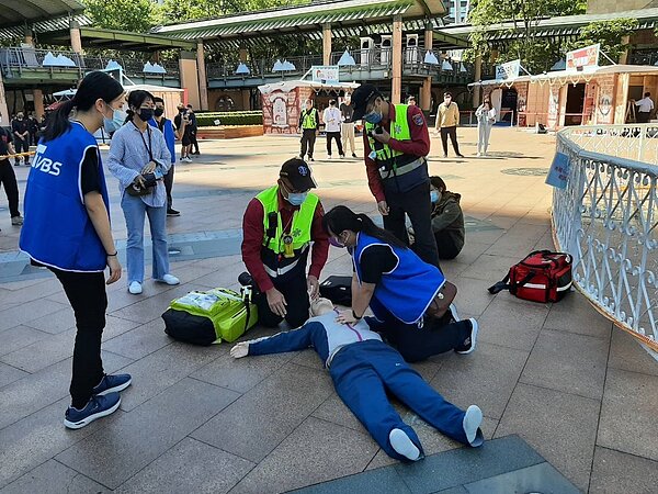 以韓國梨泰院重大死傷公安事件為戒,新北市消防局第一救災救護大隊今天加強歡樂耶誕城自衛消防編組綜合演練。圖/新北市消防局提供