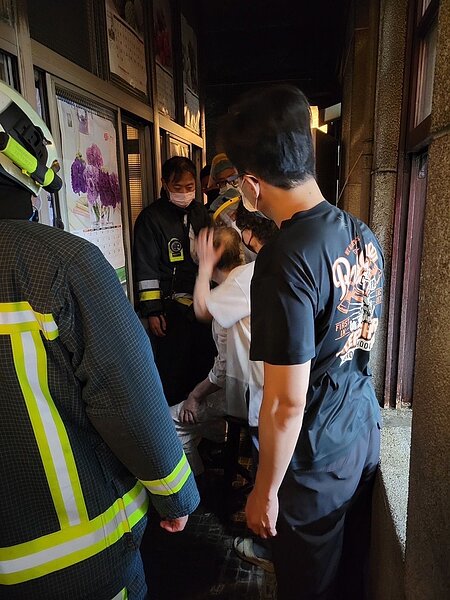 張翁在廁所失足,癱坐廁所內。記者邱奕能/翻攝