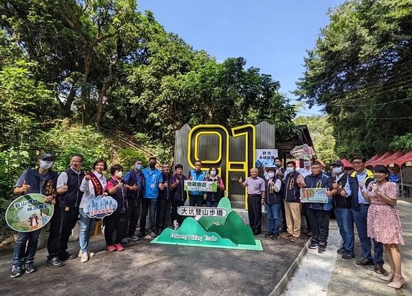 中市府9日於人潮最多的9、9-1及10號登山步道交叉處,啟用3處高3米、色彩鮮明的大型入口意象。圖/台中市政府提供