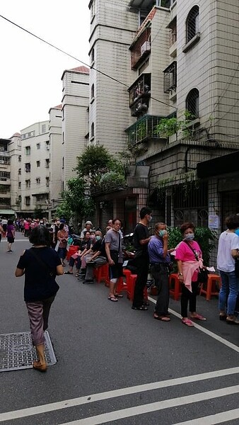 丹鳳里舉行流感疫苗施打，里民參與熱烈。圖／取自幸福丹鳳里臉書粉絲專頁
