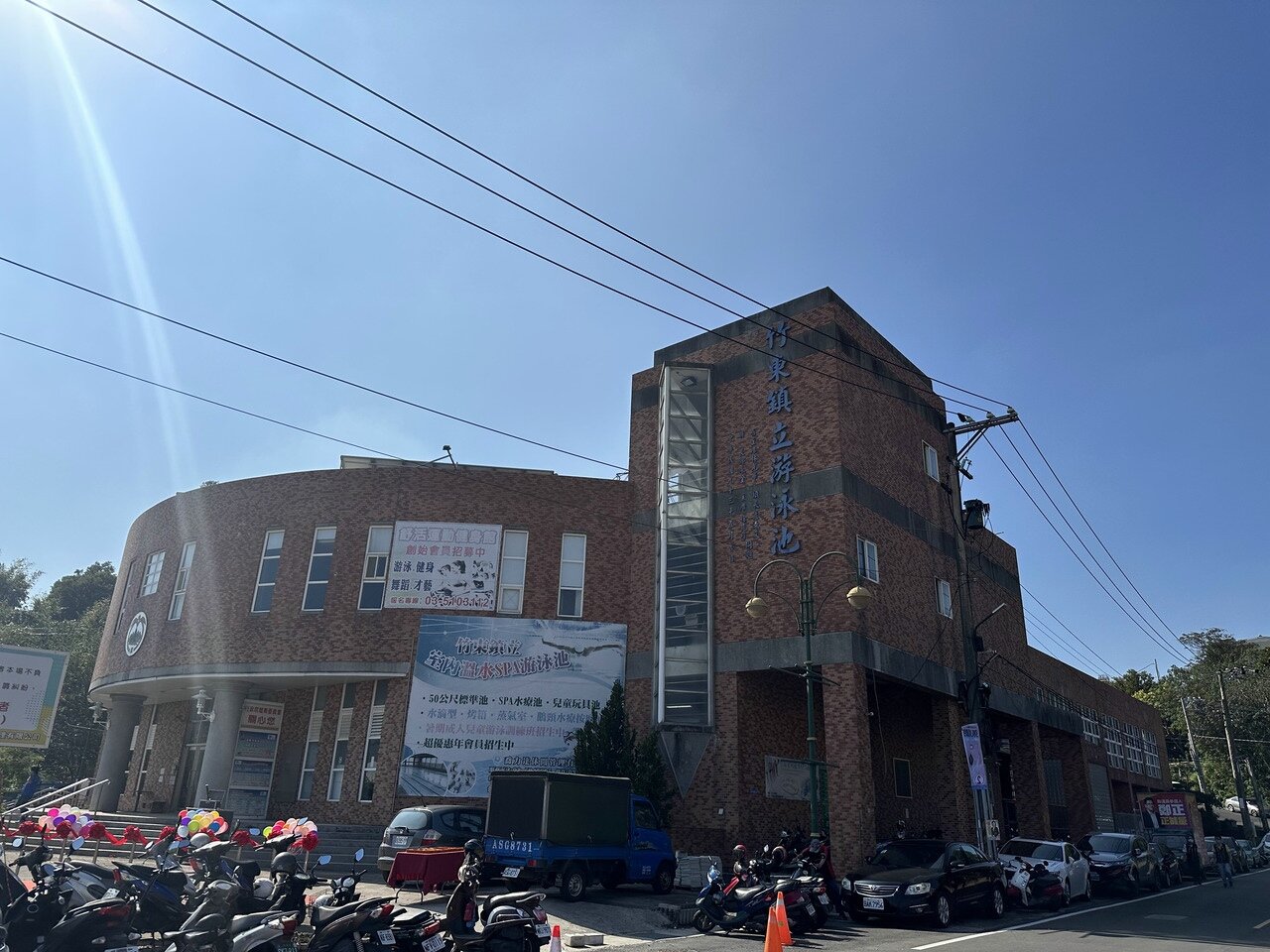 竹東鎮立游泳池是當地重要運動場館,但從興建以來便爭議問題不斷。記者巫鴻瑋/攝影