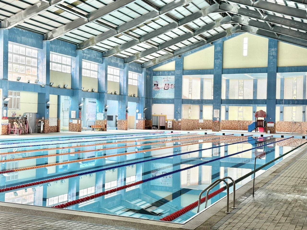 竹東鎮立游泳池池底打掉重蓋,希望徹底解決漏水問題。記者巫鴻瑋/攝影