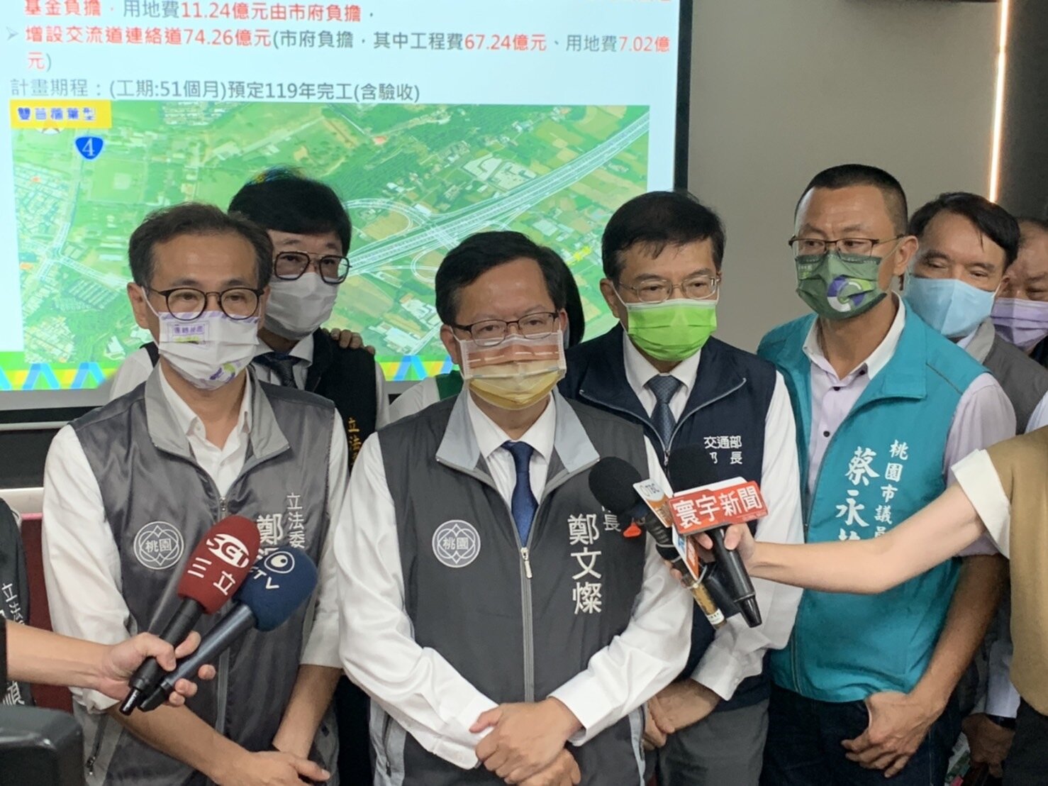 立法院交通委員會今考察大湳森林公園地下停車場規畫,交通部長王國材(右1)在桃園市長鄭文燦(右2)、立委趙正宇(左2)及鄭運鵬(左1)皆出席。記者翁唯真/攝影