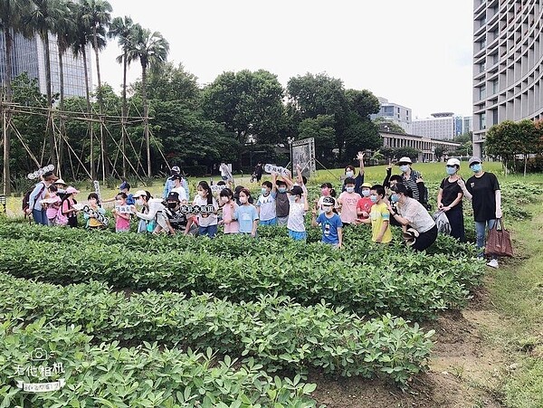 吳里長推動成立「松菸食農教育園區」，提供附近國中小學童戶外教學場域。圖／取自吳建德里長臉書