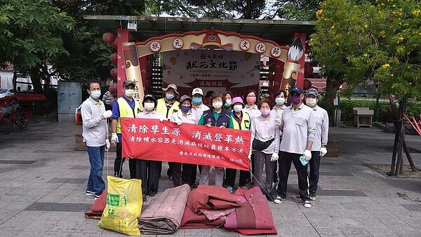 張里長感謝清潔隊大龍分隊與鄰長夥伴協助社區全面清消。圖／取自張賦脈里長臉書專頁 
