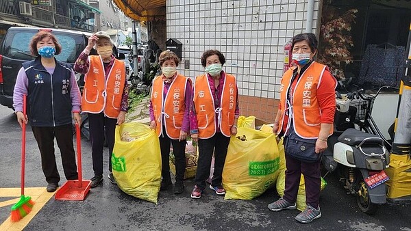 保安里默默為環境付出的環保志工。圖／取自張賦脈里長臉書專頁
