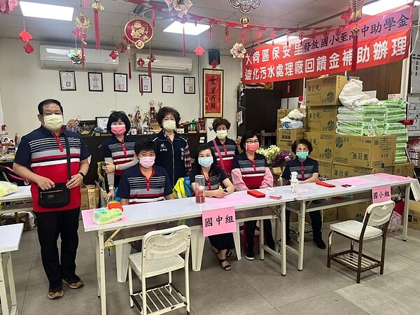 保安里發放獎助學金。圖／取自張賦脈里長臉書專頁
