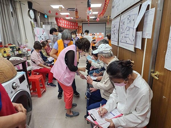 保安里辦理長者流感疫苗免費接種，登記施打率踴躍。圖／取自張賦脈里長臉書專頁
